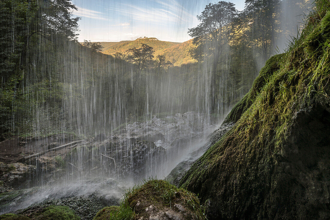 Blick vom Bad Uracher Wasserfall zur Burg Hohenurach, Bad Urach, Landkreis Reutlingen, Schwäbische Alb, Baden-Württemberg, Deutschland