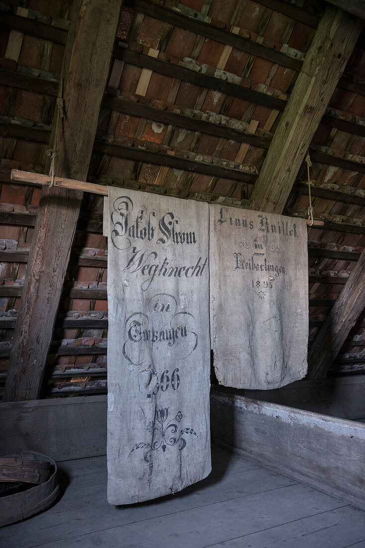 Säcke hängen an Stange im Freilichtmuseum in Neuhausen ob Eck, Landkreis Tuttlingen, Schwäbische Alb, Baden-Württemberg, Deutschland