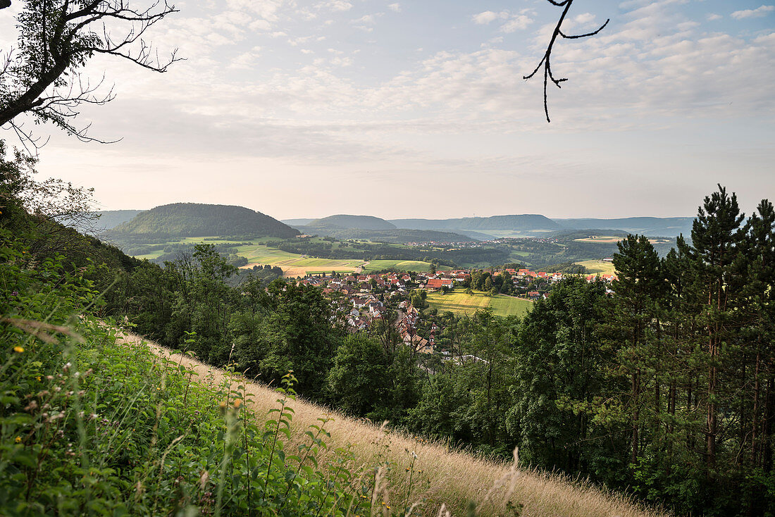 Blick vom Rechberg zum Hornberg, Gemeinde Rechberg (einer der Drei Kaiserberge) bei Schwäbisch Gmünd, Schwäbische Alb, Baden-Württemberg, Deutschland