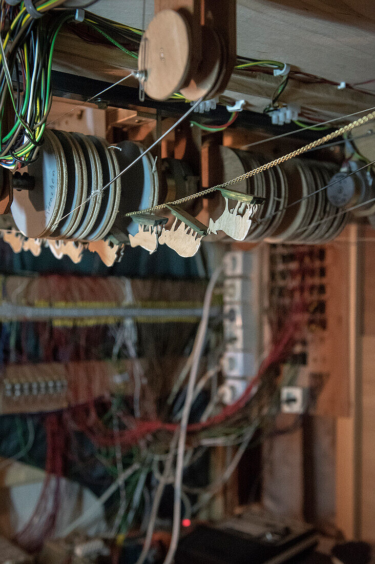 Hinter den Kulissen in der mechanischen Krippe im Friedhof in Blaubeuren, Alb-Donau Kreis, Schwäbische Alb, Baden-Württemberg, Deutschland