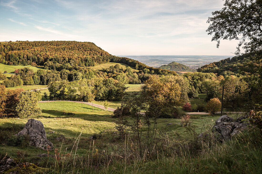 Blick über das Randecker Maar auf die Limburg (ein Kegelberg und ehemaliger Vulkan), Weilheim an der Teck, Landkreis Esslingen, Schwäbische Alb, Baden-Württemberg, Deutschland