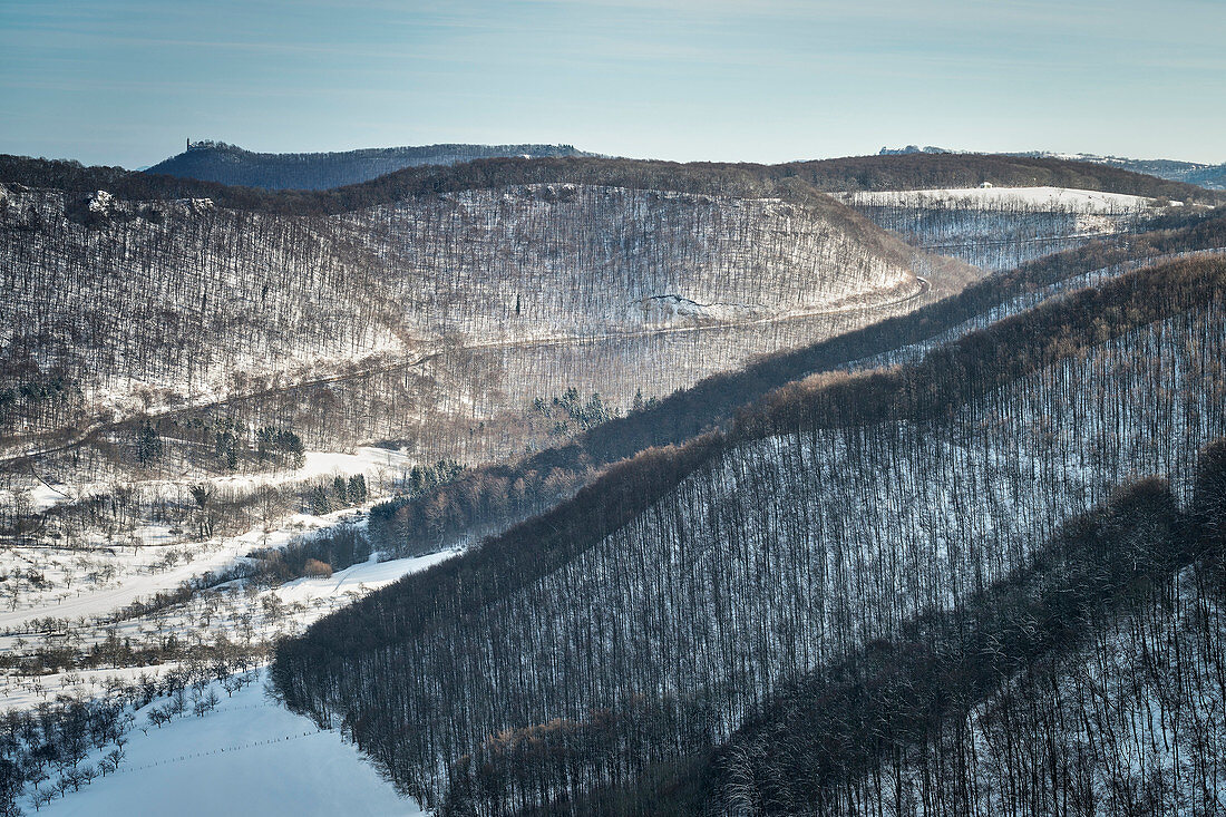 Blick von der Burg Hohenneuffen zur Burg Teck im Winter, Neuffen, Landkreis Esslingen, Schwäbische Alb, Baden-Württemberg, Deutschland