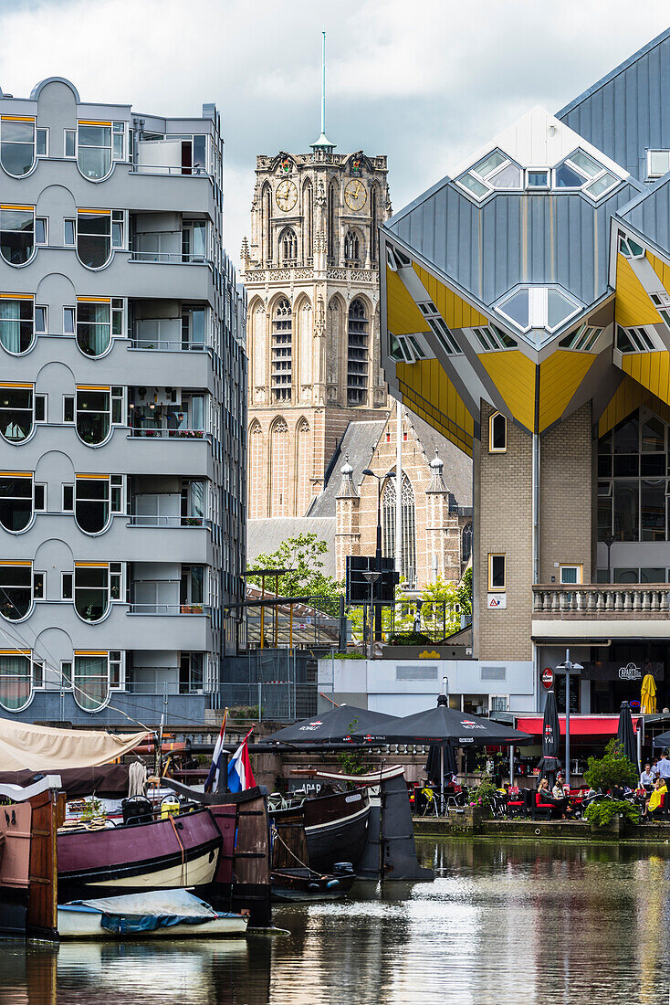 Blick über Boote im Oudehaven auf die gelben Kubushäuser und die Grote oder Laurenskerk der einzige mittelalterliche Überrest Rotterdams im Hintergrund, Rotterdam, Provinz Südholland, Niederlande