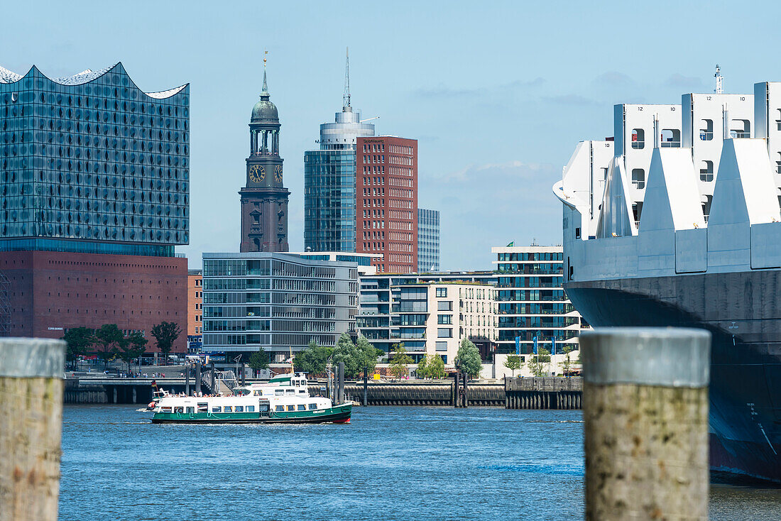 Blick vom Afrikahöft Hansahafen auf die Elbphilharmonie mit dem Michel im Hintergrund, Hamburg, Hafencity, Deutschland