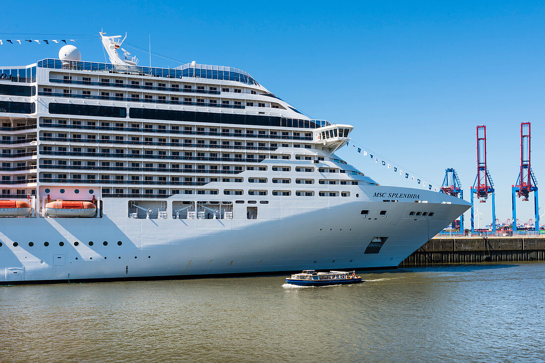 Eine Barkasse auf Hafenrundfahrt passiert ein Kreuzfahrtschiff im Cruise Center Steinwerder im Hamburger Hafen, Hamburg, Deutschland