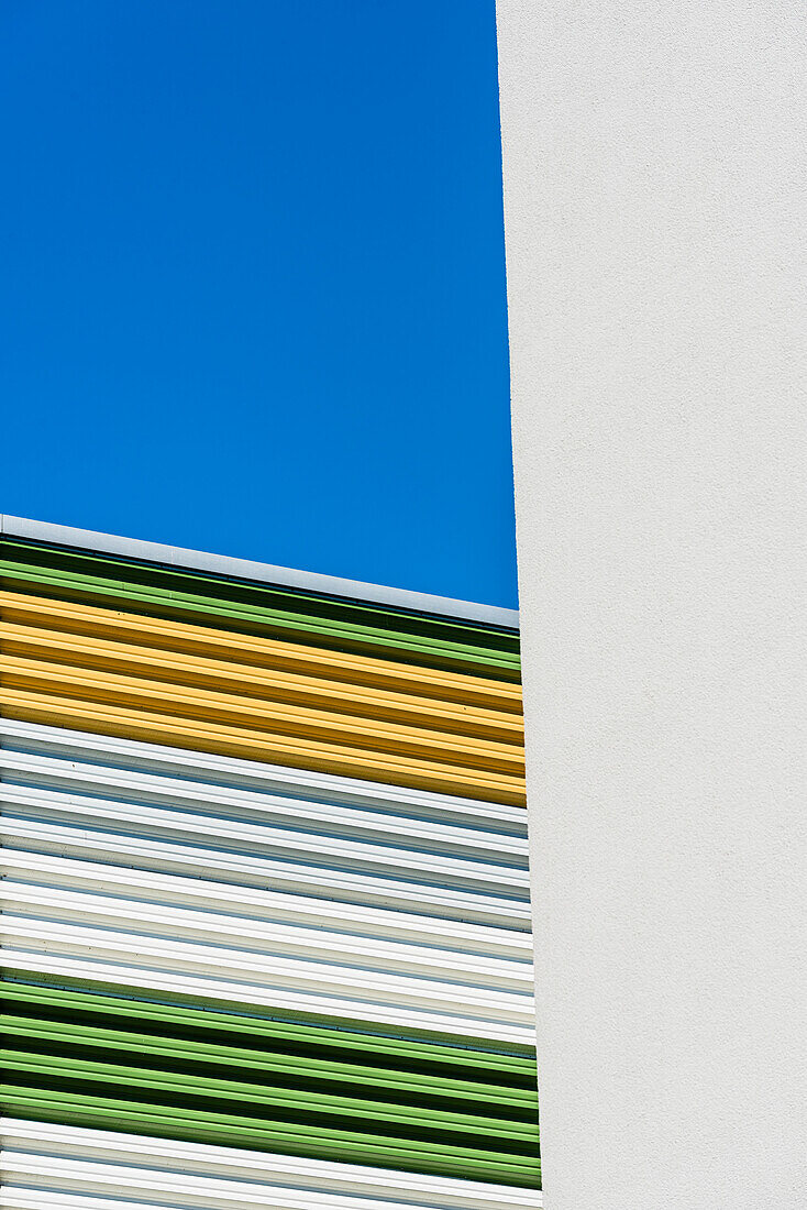 Farbige horizontale Streifen als Verkleidung an einer Parkgarage mit grafischer Wirkung, Hamburg, Harburg, Deutschland