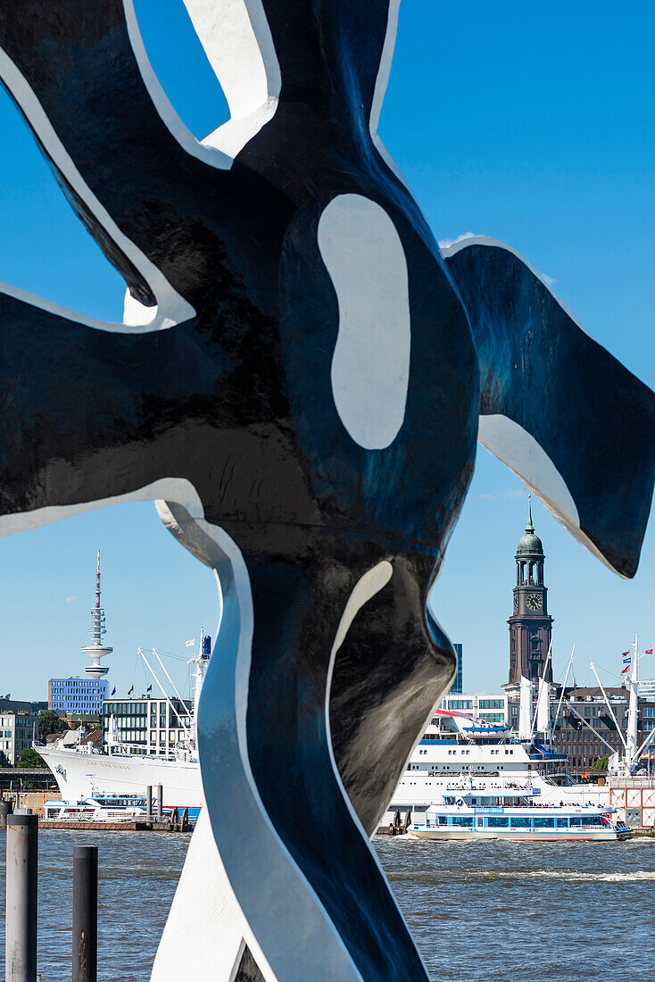 Blick auf den Hamburger Hafen mit Michel und Fernsehturm im Hintergrund und einer Skulptur von Fernand Léger im Vordergrund, Hamburg, Deutschland