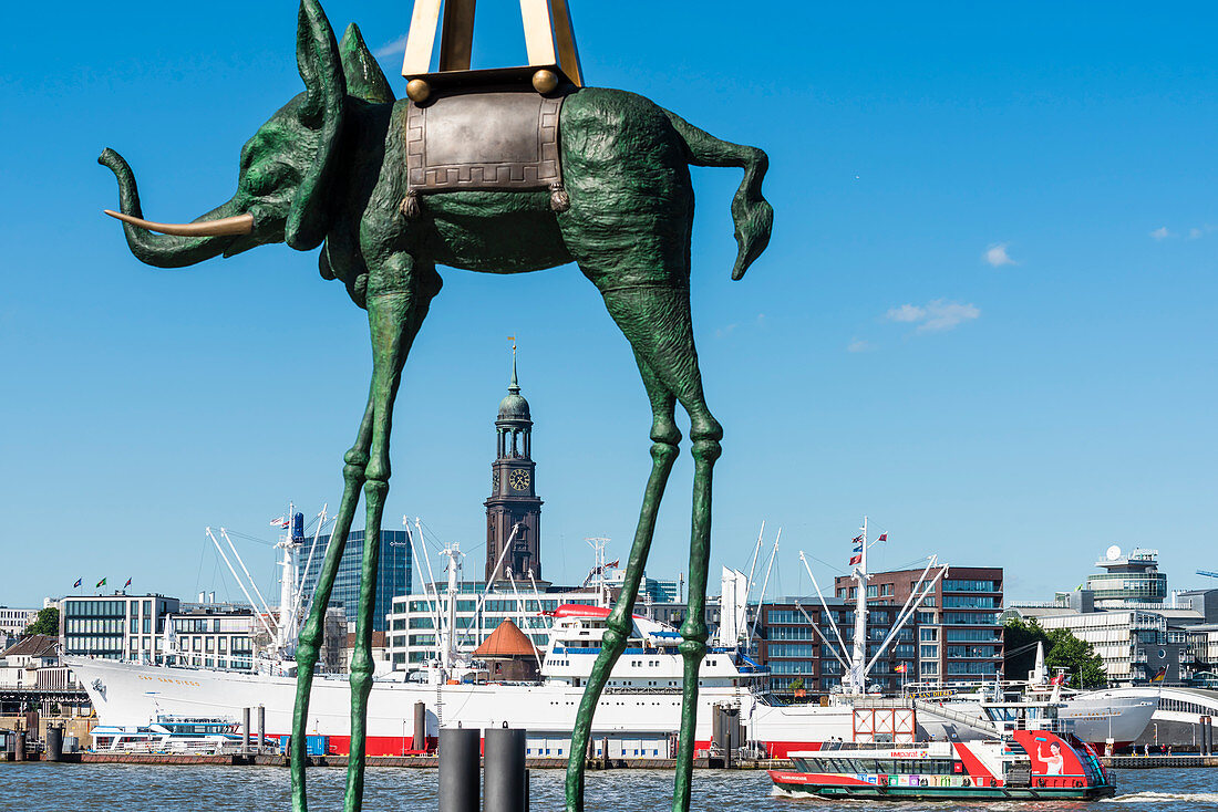 Blick auf den Hamburger Hafen mit Michel im Hintergrund und einer Skulptur von Salvador Dali im Vordergrund, Hamburg, Deutschland
