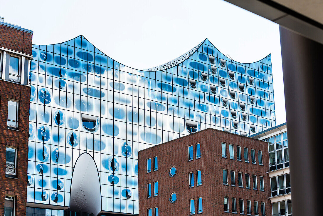 Blick auf die einmalige Fassade des Konzerthauses Elbphilharmonie mit den umliegenden Bürohäusern, Hamburg, Hafencity, Deutschland