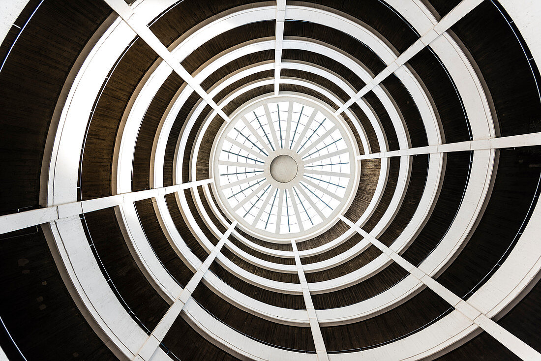 Die grafisch aussehende spiralförmige Auffahrt zu einem Parkhaus aus der Froschperspektive, Hamburg, Deutschland