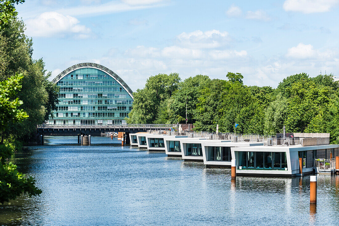 Hausboote im Hochwasserbassin einem Nebenarm vom Fluß Bille, vor dem modernen Bürohochhaus Berliner Bogen, Hamburg, Deutschland