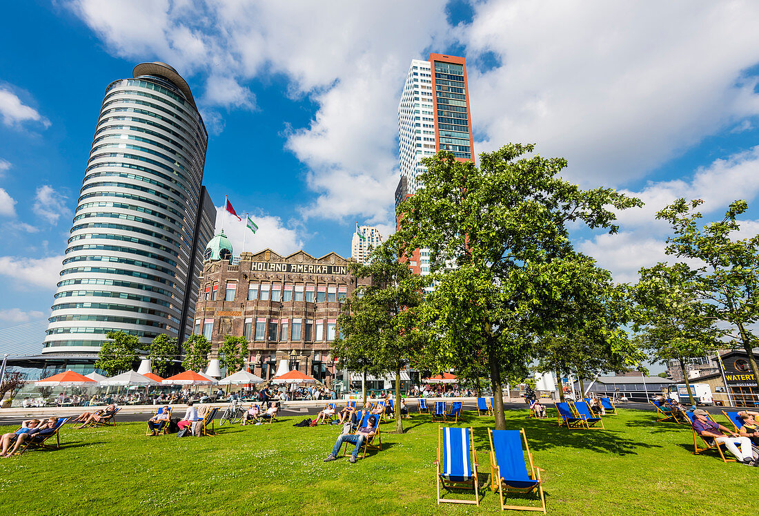 Touristen und Einheimische erholen sich vor dem Hotel New York, dem ehemaligen Hauptgebäude der Holland America Linie Rotterdam, Provinz Südholland, Niederlande