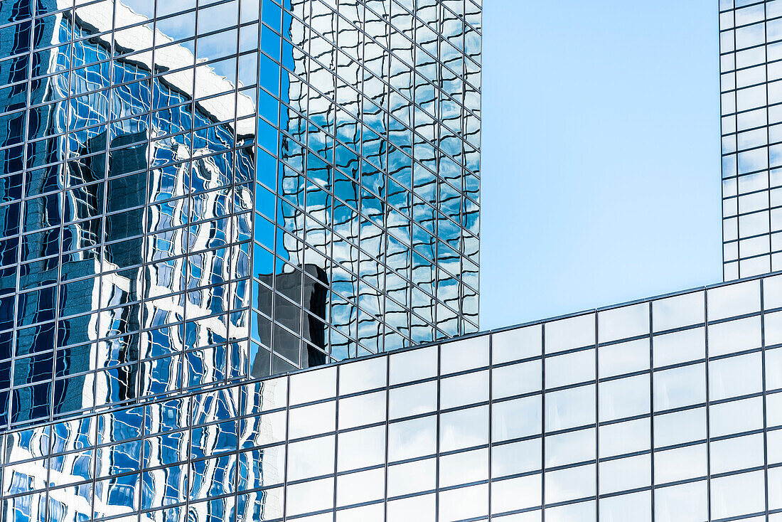 Die Glasfassade eines der vielen modernen Bürohochhäuser in der Innenstadt, Rotterdam, Provinz Südholland, Niederlande