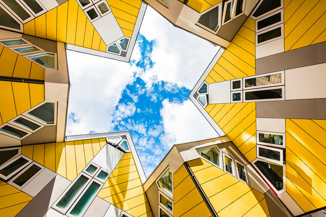 Die Kubushäuser oder auch Würfelhäuser vom Architekten Piet Blom am Oudehaven, Rotterdam, Provinz Südholland, Niederlande
