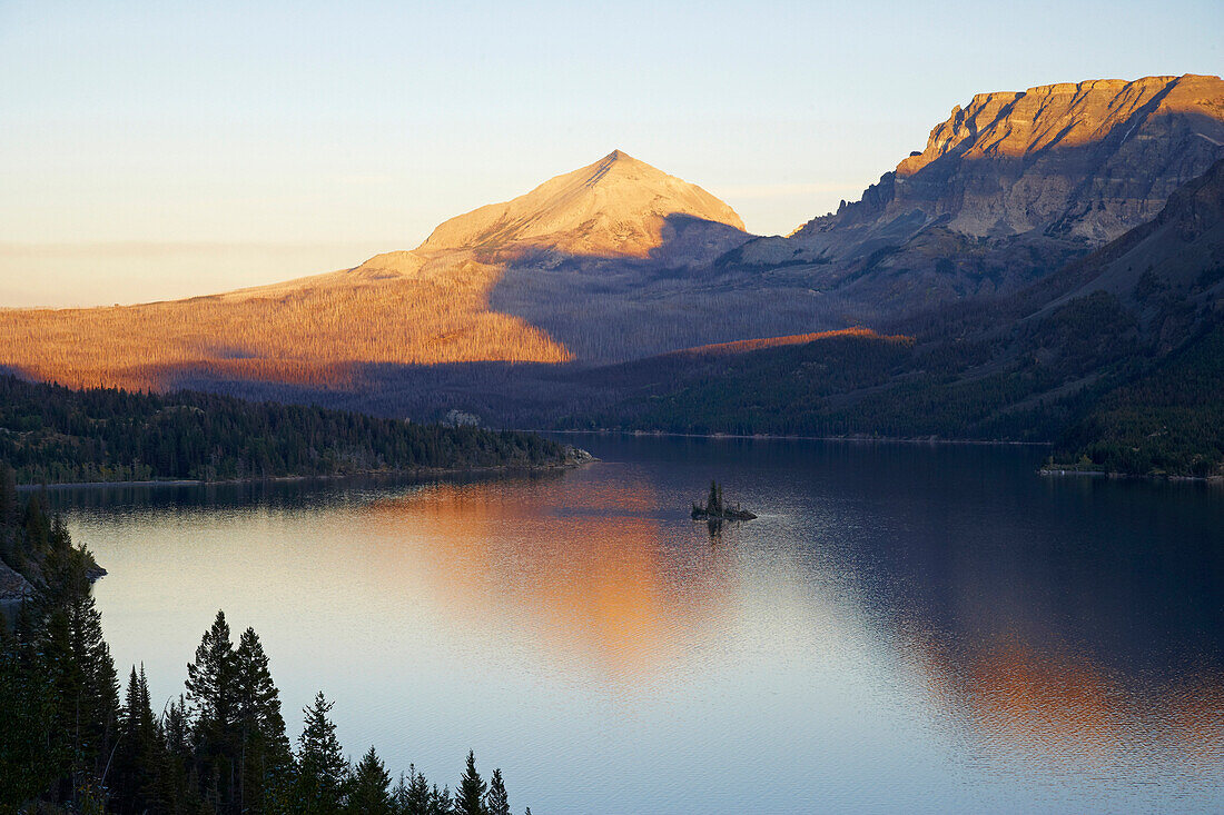 Sonnenuntergang , Wild Goose Island  im Saint Mary Lake , Glacier National Park , Montana , U.S.A. , Amerika