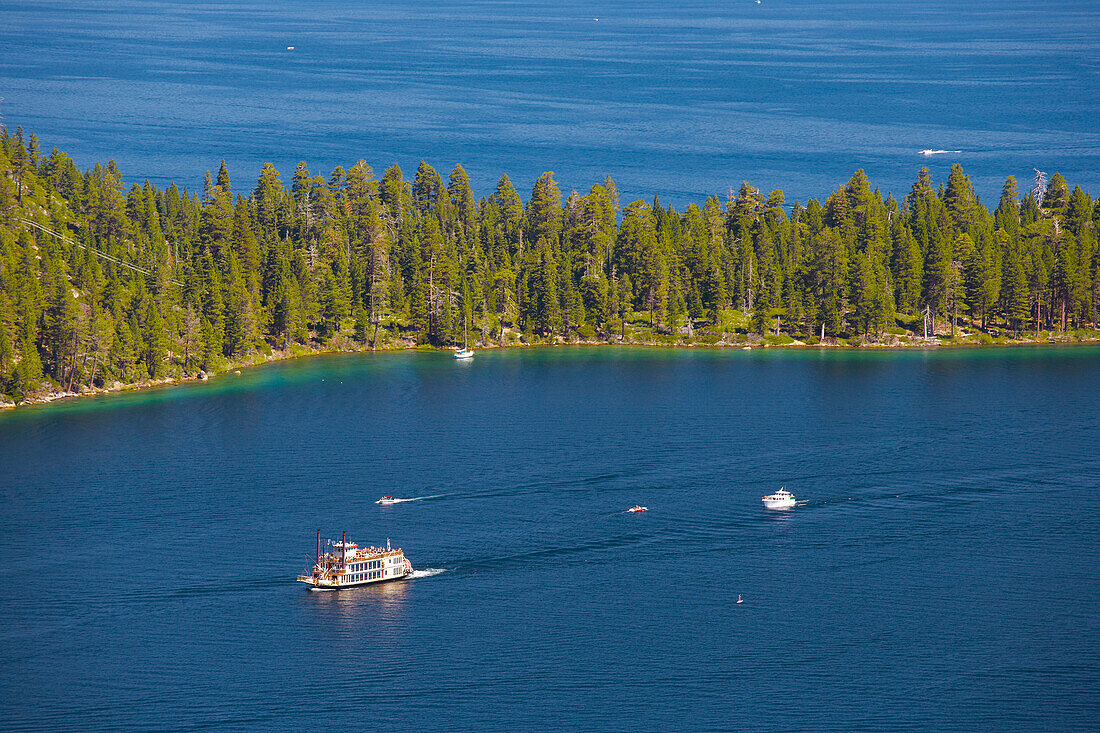 Blick auf den Lake Tahoe , Raddampfer im Emerald Bay , Kalifornien , U.S.A. , Amerika