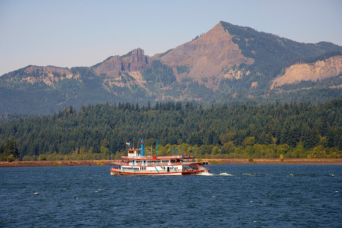 Sternwheeler on the Columbia River Gorge , Cascade Locks , Oregon , U.S.A. , America