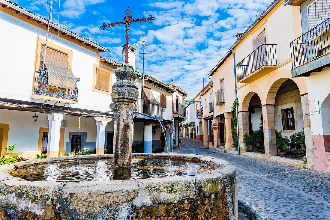 Plazuela de la fuente de los Tres Chorros, source of Tres Chorros little square. Jewish Quarter. Guadalupe, Cáceres, Extremadura, Spain, Europe.