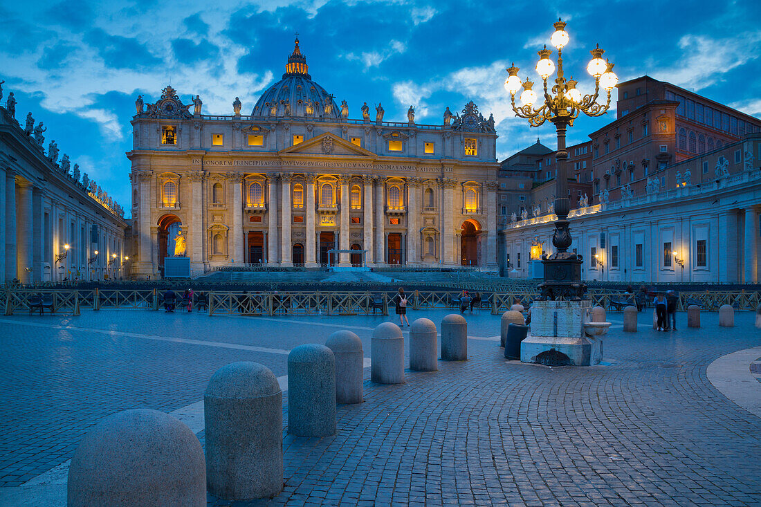 St. Peters and Piazza San Pietro at dusk, Vatican City, UNESCO World Heritage Site, Rome, Lazio, Italy, Europe