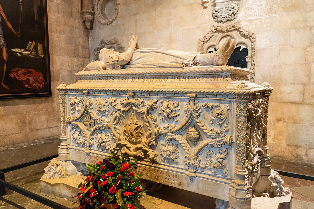 Tomb of Vasco da Gama, Santa Maria Church, Mosteiro dos Jeronimos (Monastery of the Hieronymites), UNESCO World Heritage Site, Belem, Lisbon, Portugal, Europe