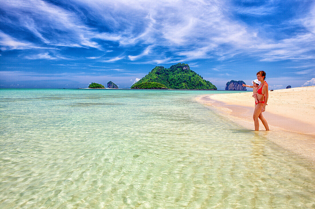 Ko Poda is an island off the west coast of Thailand, in Krabi Province, about 8 kilometres (5 mi) from Ao Nang It is part of the Mu Ko Poda, or Poda Group Islands, which are under the administration of Hat Nopharat Thara-Mu Ko Phi Phi National Park The gr
