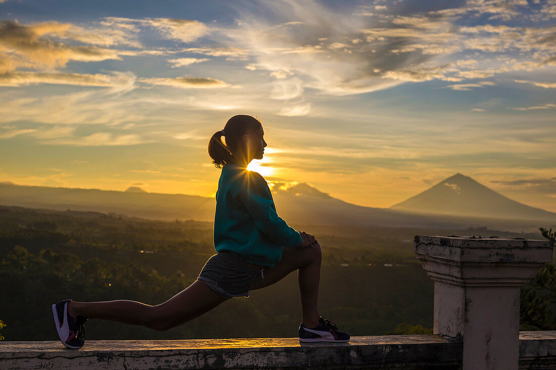 Junge Frau macht Yoga