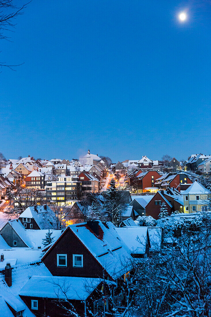 Winter sport centre Sankt Andreasberg, view of the town at dusk, full moon and snow covered roofs, ski area, Harz, Sankt Andreasberg, Lower Saxony, Germany
