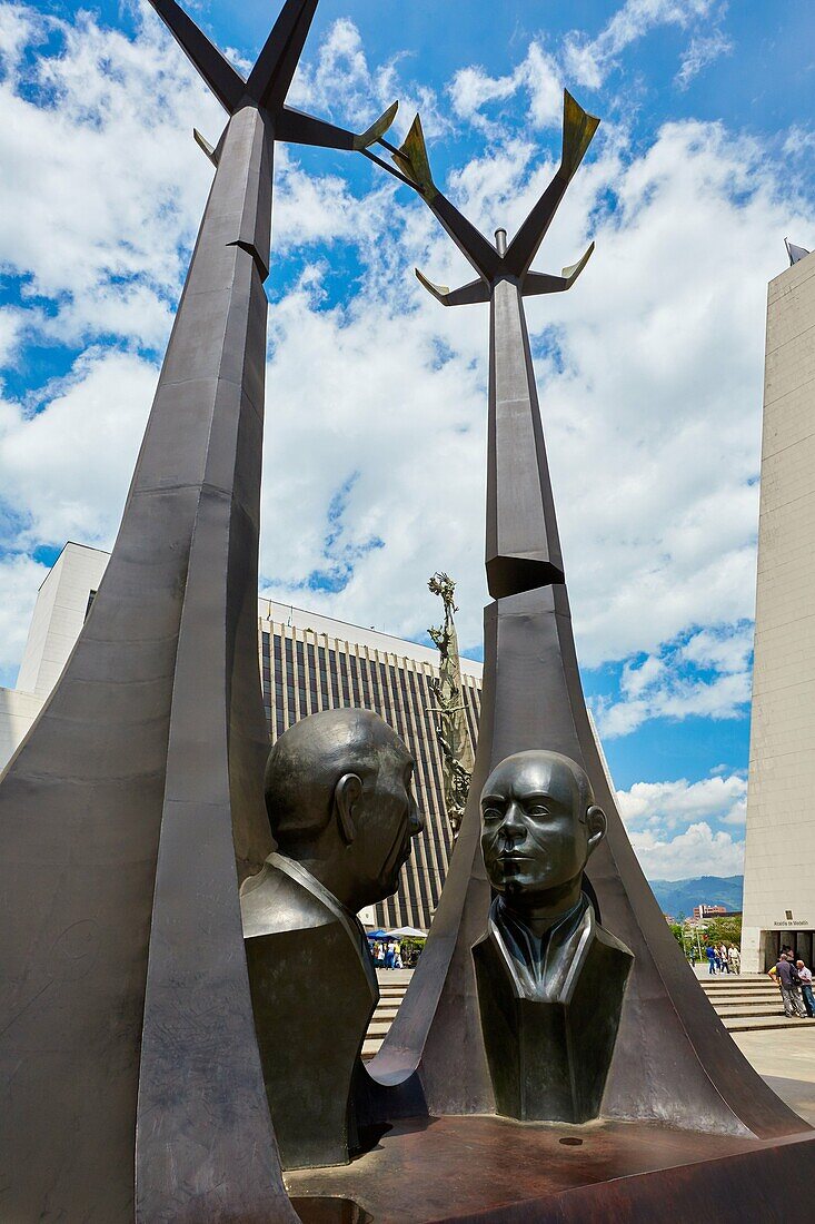 Homenaje a los Doctores Guillermo Gaviria y Gilberto Echeverri des Bildhauers Salvador Arango, 2004, Centro administrativo, La Alpujarra, Medellin, Antioquia, Kolumbien, Südamerika