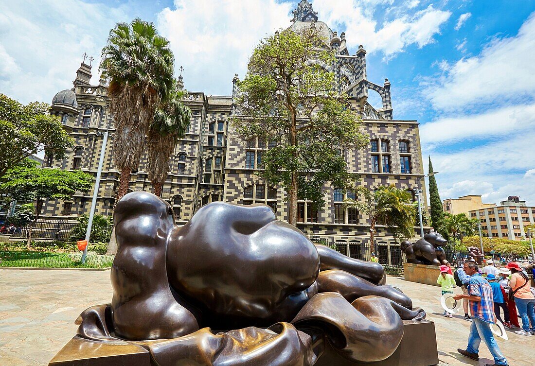 'Mujer reclinada' (Liegende Frau), Skulptur von Fernando Botero, Palacio de la Cultura, Plaza Fernando Botero, Medellin, Antioquia, Kolumbien, Südamerika