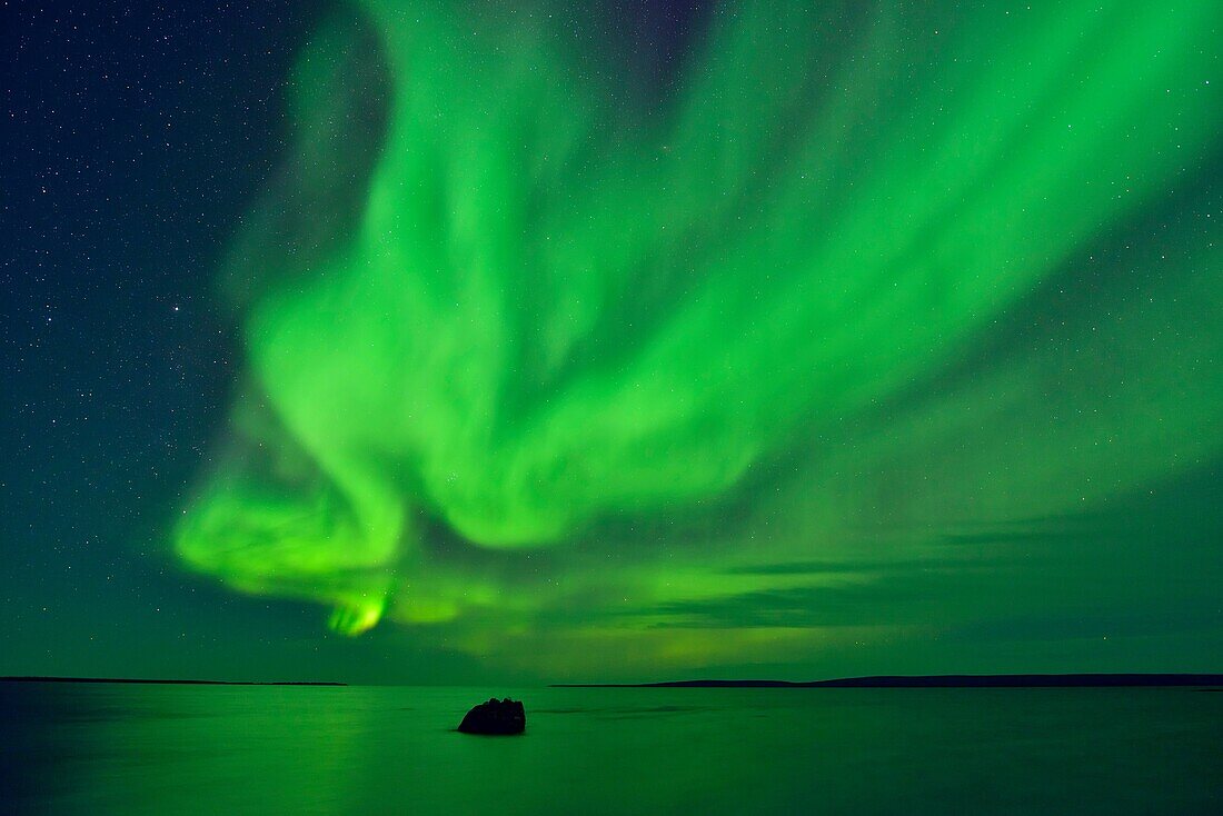 Aurora borealis (Northern lights) over Ennadai Lake, Arctic Haven Lodge, Ennadai Lake, Nunavut, Canada.