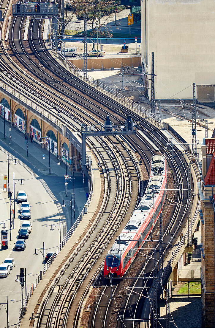 Bahngleise, Eisenbahn, Alexanderplatz, Berlin, Deutschland.