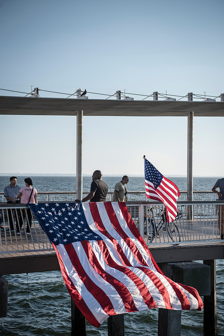 riesige amerikanische Flaggen am Ufersteg in Coney Island, Brooklyn, New York, USA, Vereinigte Staaten von Amerika