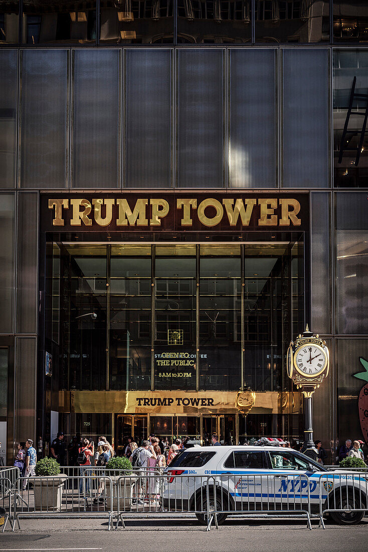 Polizei NYPD bewacht eingang zum Trump Tower, Manhattan, New York, USA, Vereinigte Staaten von Amerika