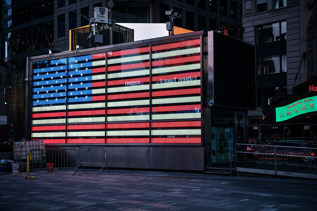 illuminierte amerikanische Flagge der US Navy am Times Square, Manhattan, New York, USA, Vereinigte Staaten von Amerika