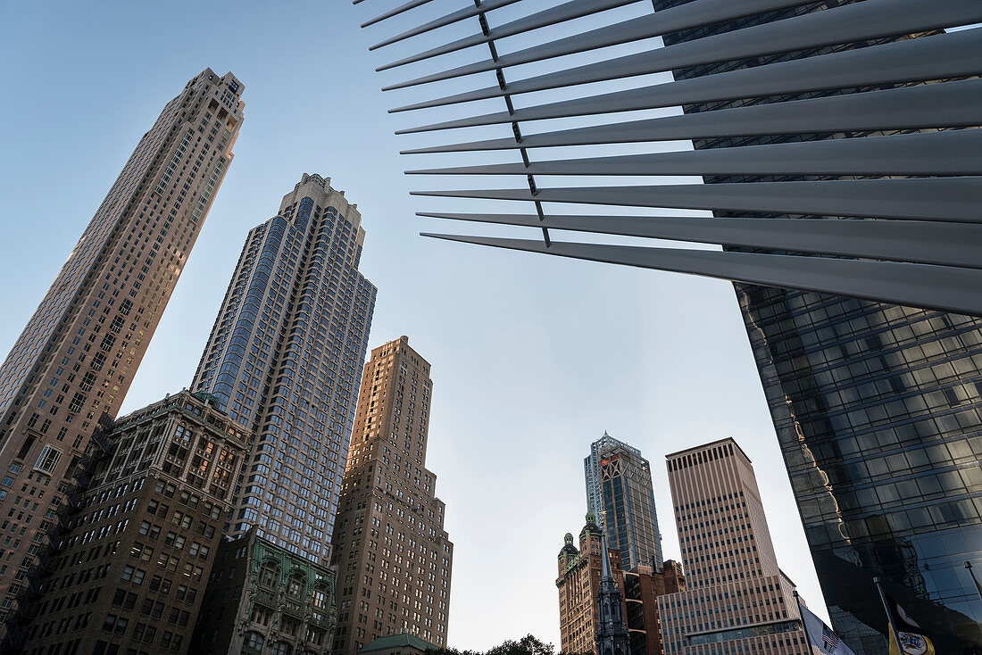 einzelne Elemente von the Oculus ragen der umgebenden Skyline empor, futuristischer Bahnhof des Star Architekten Santiago Calatrava bei der World Trade Center Gedenkstätte, Manhattan, New York, USA, Vereinigte Staaten von Amerika