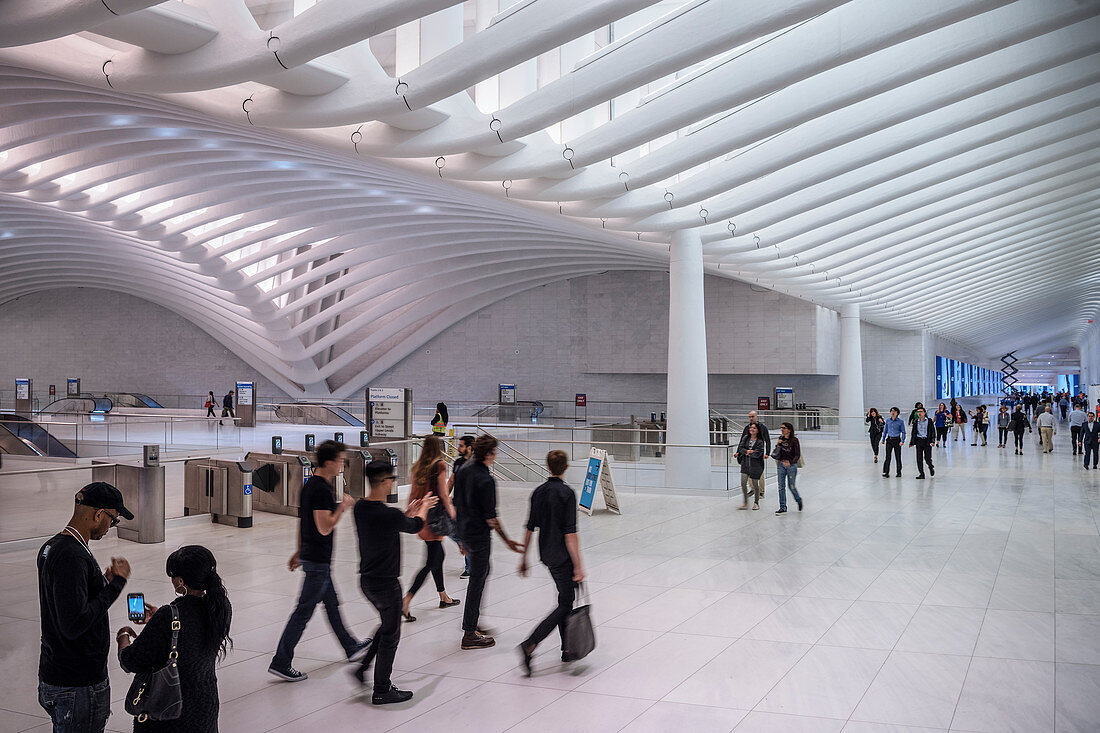 the Oculus, Zugang zu den Gleisen, futuristischer Bahnhof des Star Architekten Santiago Calatrava bei der World Trade Center Gedenkstätte, Manhattan, New York, USA, Vereinigte Staaten von Amerika