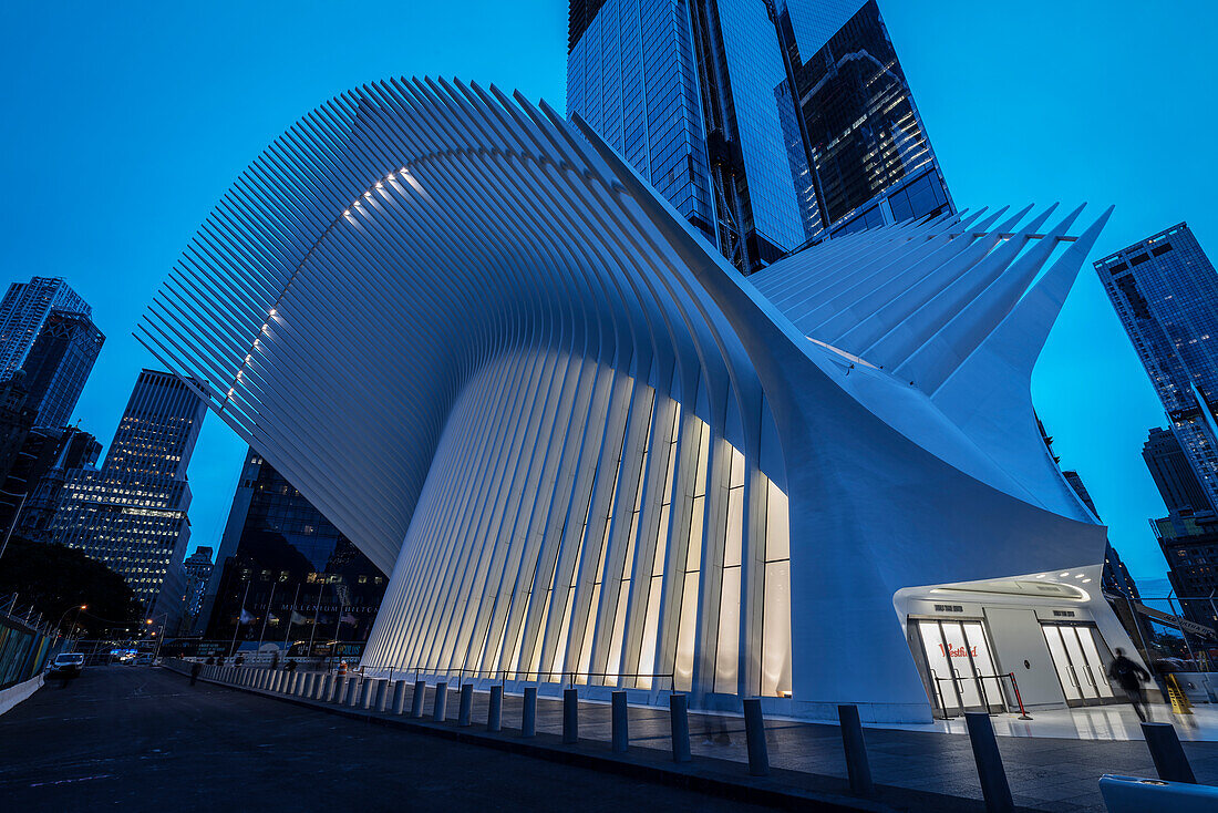 the Oculus Außenansicht während Blauer Stunde, futuristischer Bahnhof des Star Architekten Santiago Calatrava bei der World Trade Center Gedenkstätte, Manhattan, New York, USA, Vereinigte Staaten von Amerika