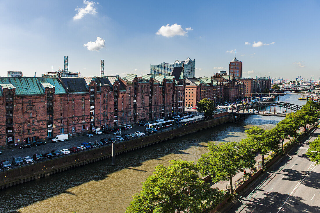 Hamburgs neue Elbphilharmonie und alte Kontorhäuser in der Speicherstadt, moderne Architektur in Hamburg, Hamburg, Nordeutschland, Deutschland