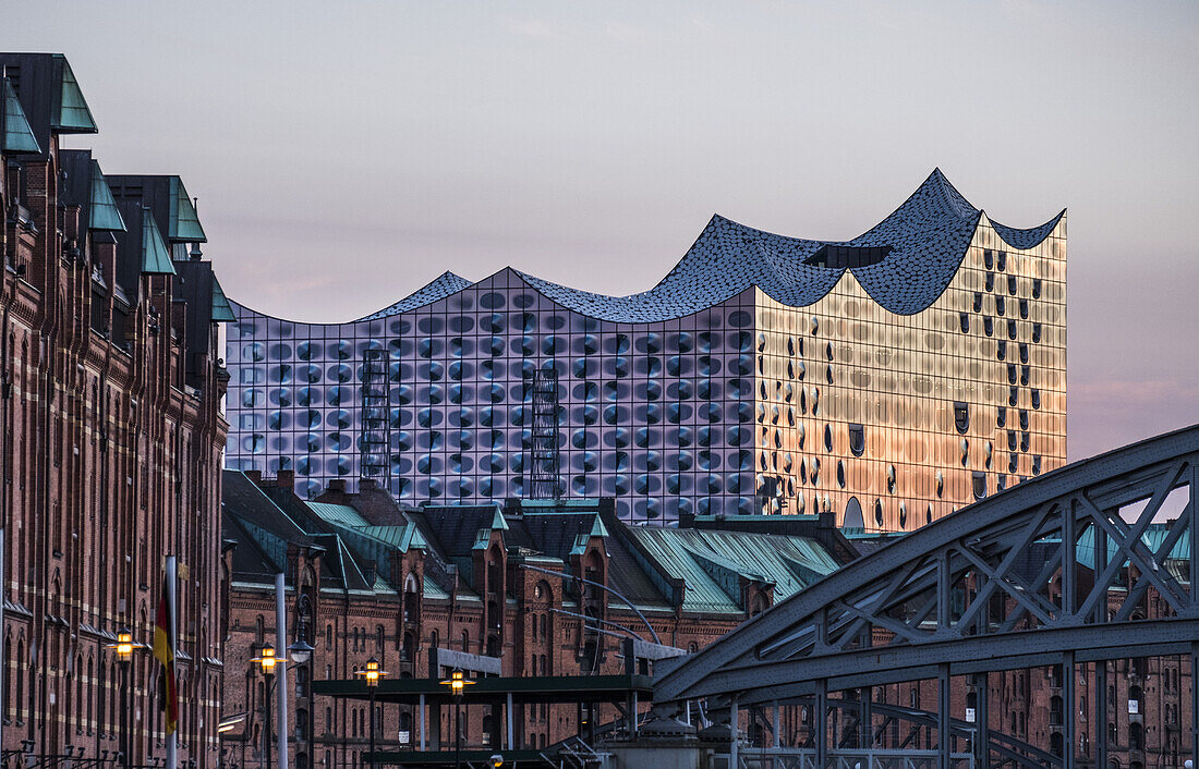 Hamburgs neue Elbphilharmonie und alte Kontorhäuser in der Abenddämmerung, moderne Architektur in Hamburg, Hamburg, Nordeutschland, Deutschland