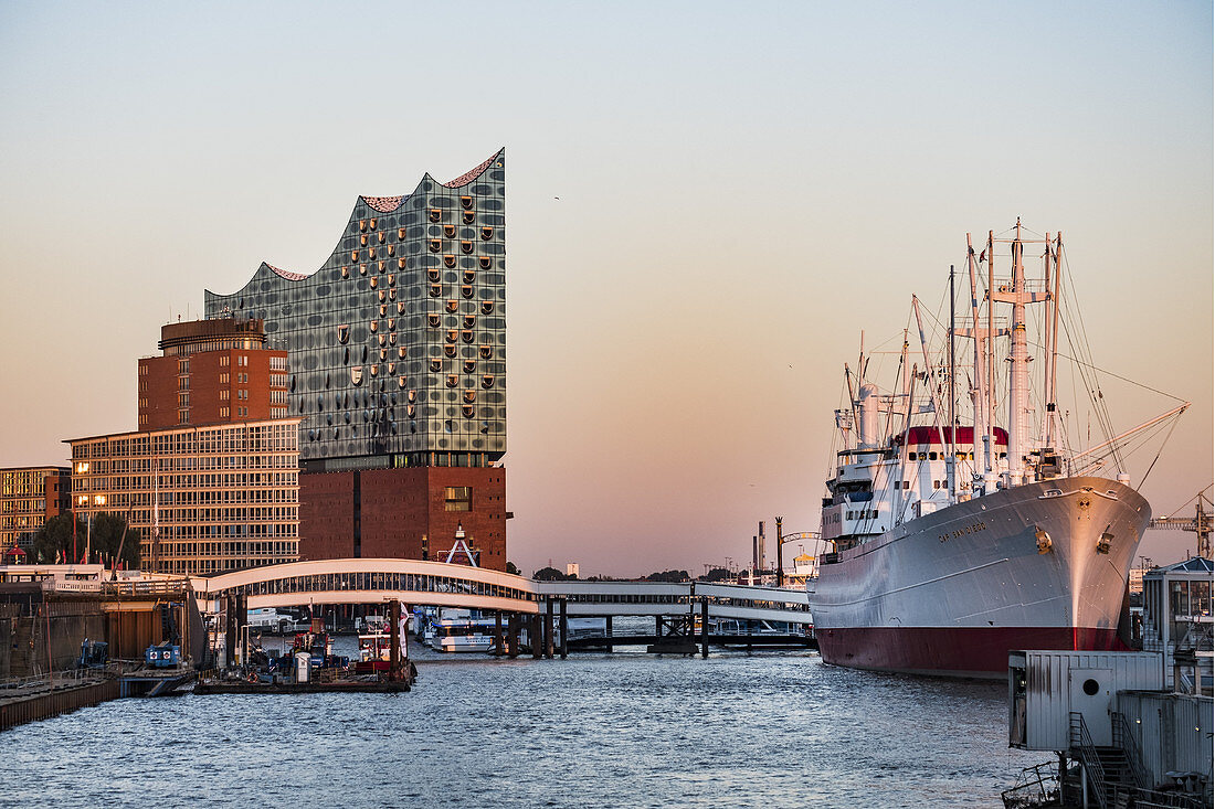 Hamburgs new Elbphilharmonie in the evening sun, modern architecture in Hamburg, Hamburg, north Germany, Germany