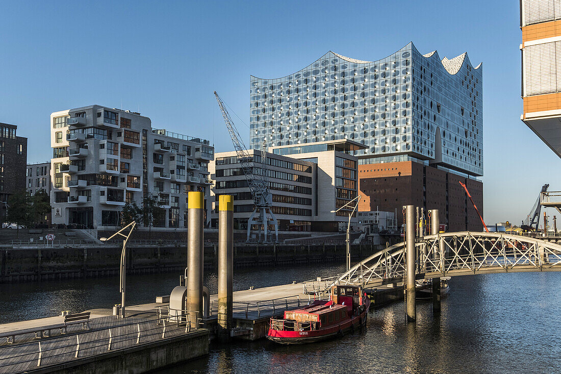 Hamburgs neue Elbphilharmonie und Hafencity am Sandtorkai, moderne Architektur in Hamburg, Hamburg, Nordeutschland, Deutschland