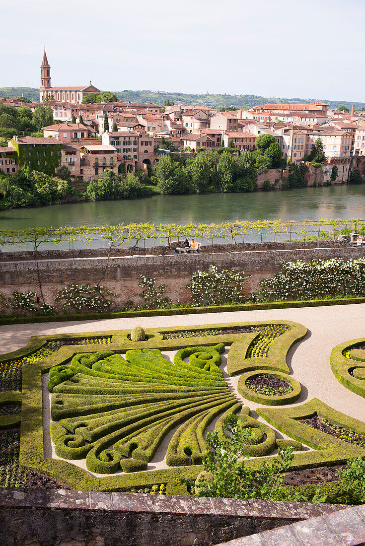 Palastgarten mit Blick auf Albi,  Palais de la Berbie,  Bischofspalast,  Toulouse Lautrec Museum,  Albi,  Tarn,  Occitanie,  Frankreich