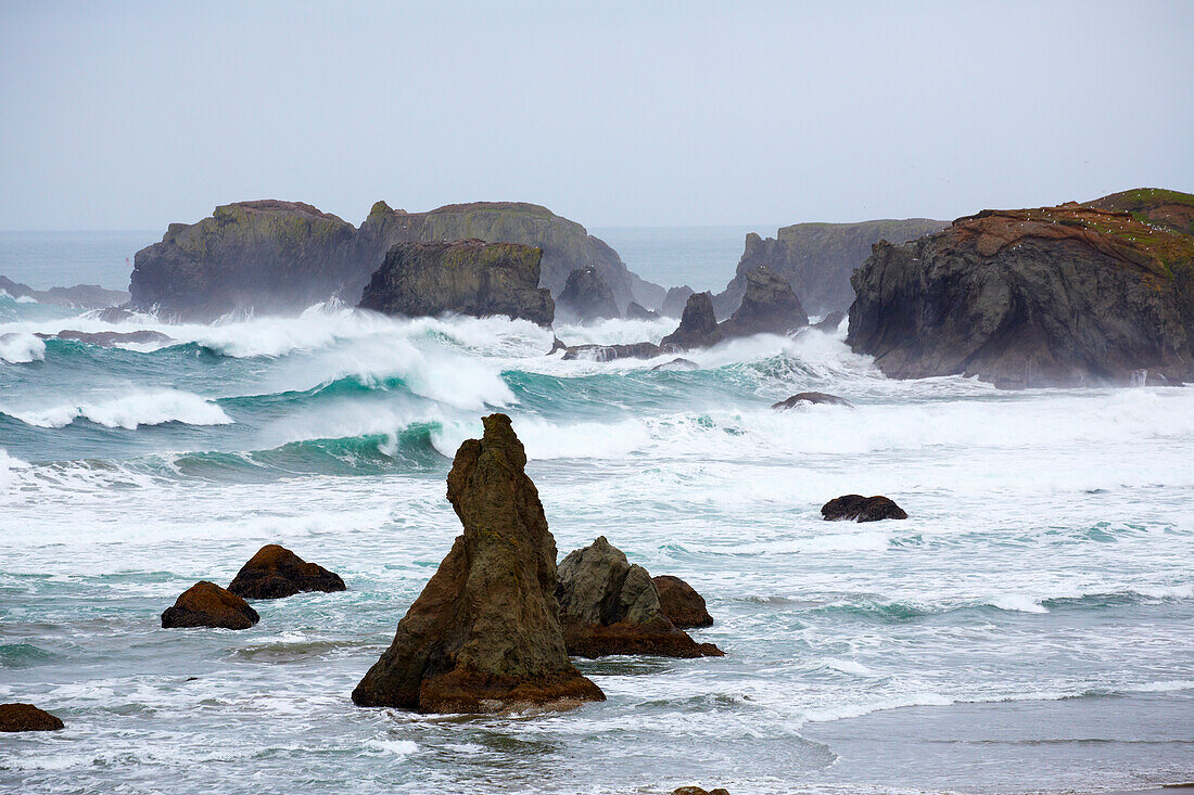 Rock formations and waves at the Pacific Ocean at Bandon , <Face Rock> State Scenic Viewpoint , Oregon , USA