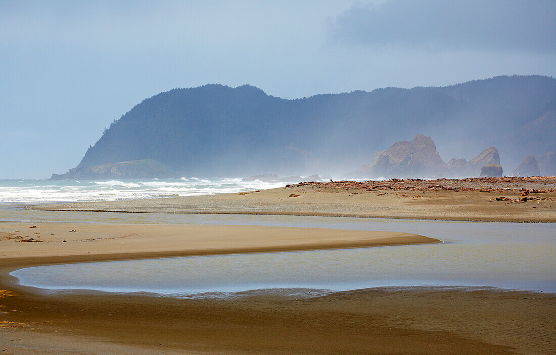 Blick über den Pistol River nach Cape Sebastian , Oregon , USA