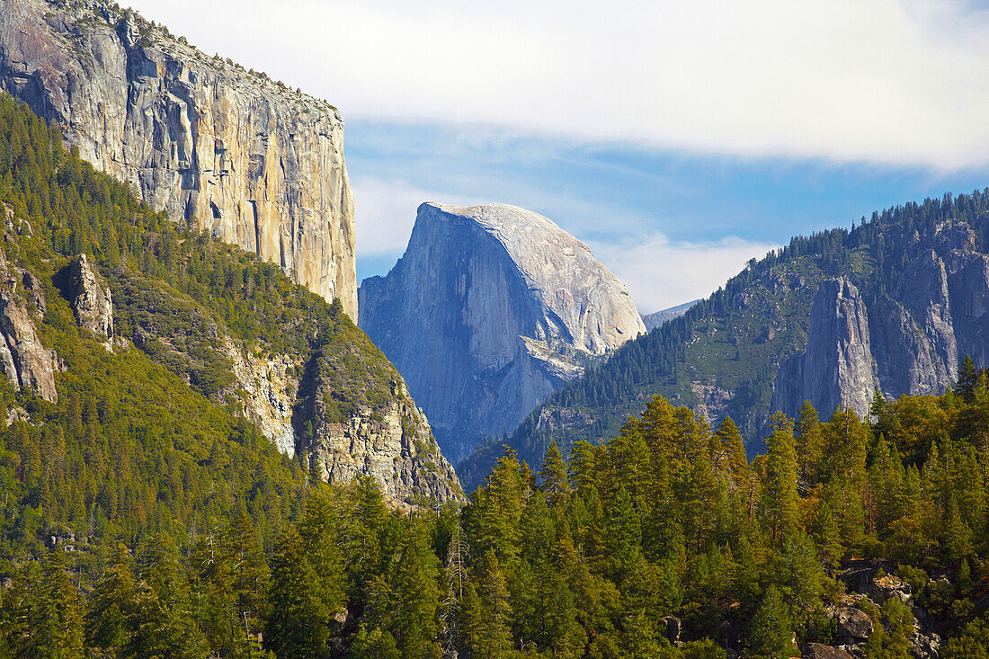 Blick auf El Capitan und Half Dome , Yosemite National Park , Sierra Nevada , Kalifornien , U.S.A. , Amerika