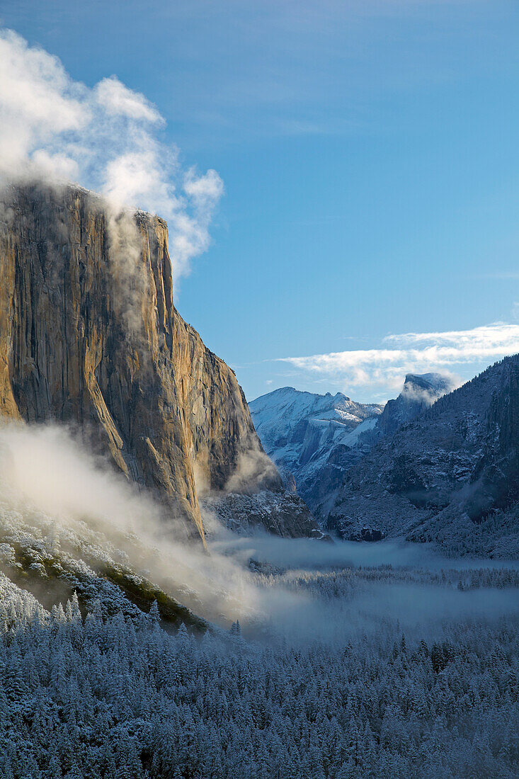 Blick vom Tunnel View auf Yosemite Valley , Half Dome , El Capitan , Wintereinbruch , Yosemite National Park , Sierra Nevada , Kalifornien , U.S.A. , Amerika