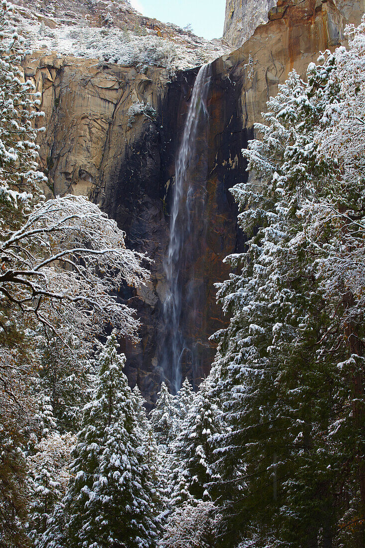 Blick zum Bridalveil Fall , Wintereinbruch , Yosemite National Park , Sierra Nevada , Kalifornien , U.S.A. , Amerika