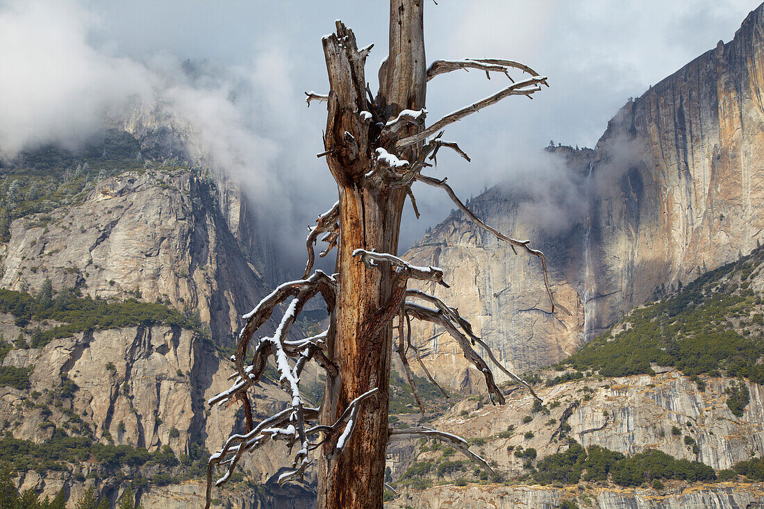 Upper Yosemite Fall , Wintereinbruch , Yosemite National Park , Sierra Nevada , Kalifornien , U.S.A. , Amerika