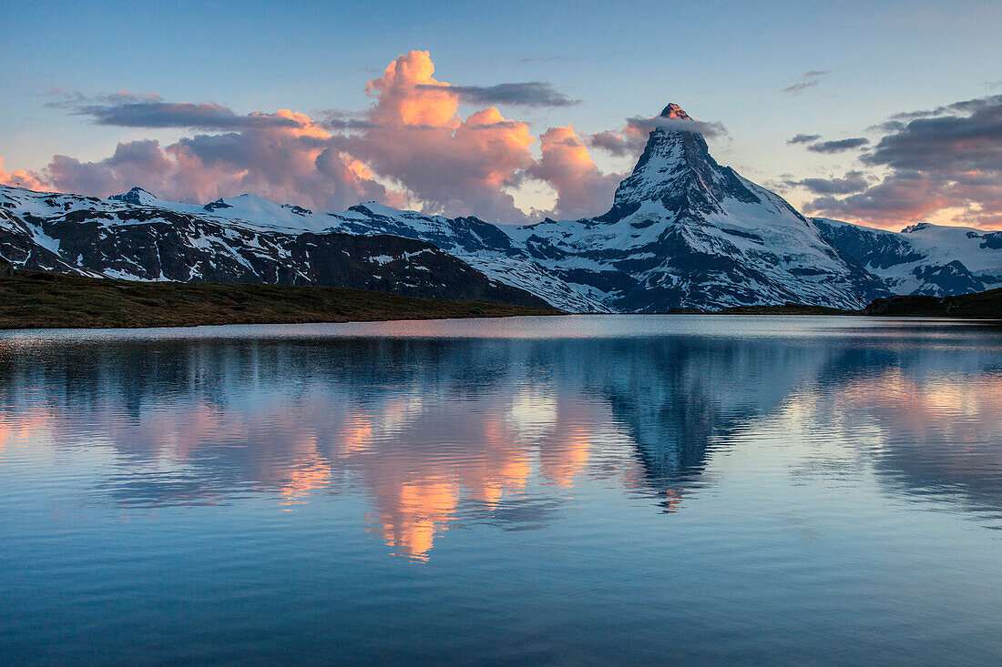 Switzerland, Vallese, the Matterhorn at sunset reflected at Stellisee, Zermatt valley