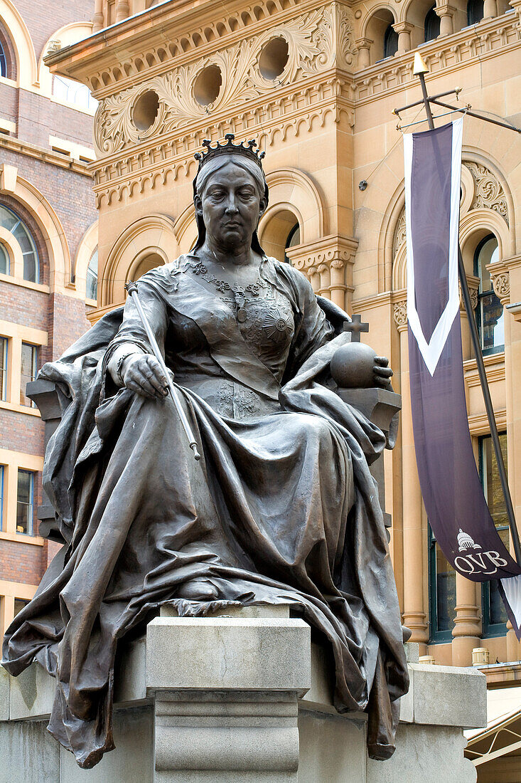 Australia, New South Wales, Sydney, Central Business District, Queen Victoria statue by John Hughes in front of the Queen Victoria Building